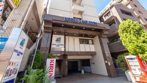 Exterior del HOTEL LIVE MAX con una entrada destacada y señalización.