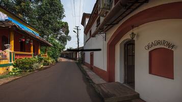 A narrow street lined with buildings, one with a sign reading "CASABRITONA".
