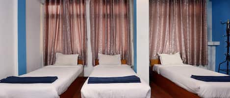 Cubrecamas y caja de seguridad en la habitación