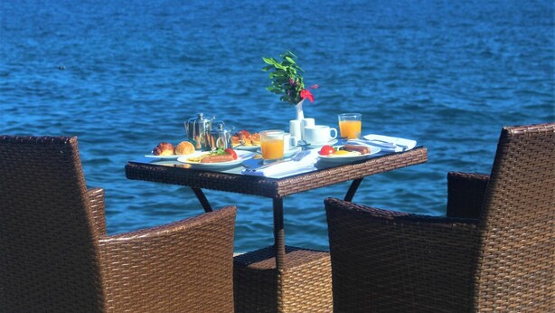 A table set for breakfast with a view of the ocean. - Retaj Moroni Hotel (Moroni)