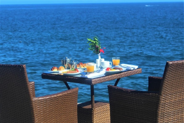 Se sirven desayunos, comidas y cenas con vista a la alberca