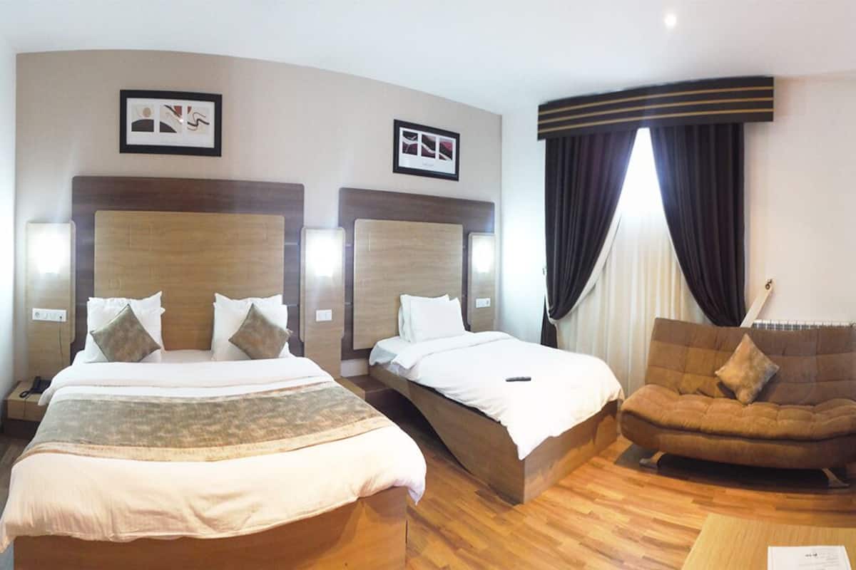 Habitación triple familiar | Ropa de cama de alta calidad y minibar