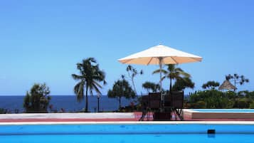 Piscine extérieure, parasols de plage, chaises longues