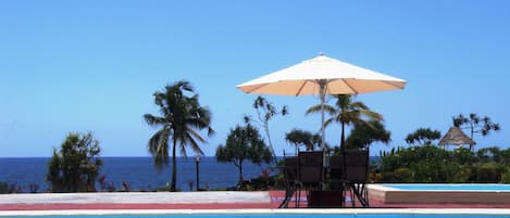 Piscine extérieure, parasols de plage, chaises longues