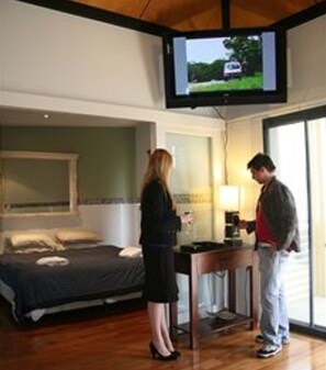 1 habitación, muebles diferentes y escritorio 