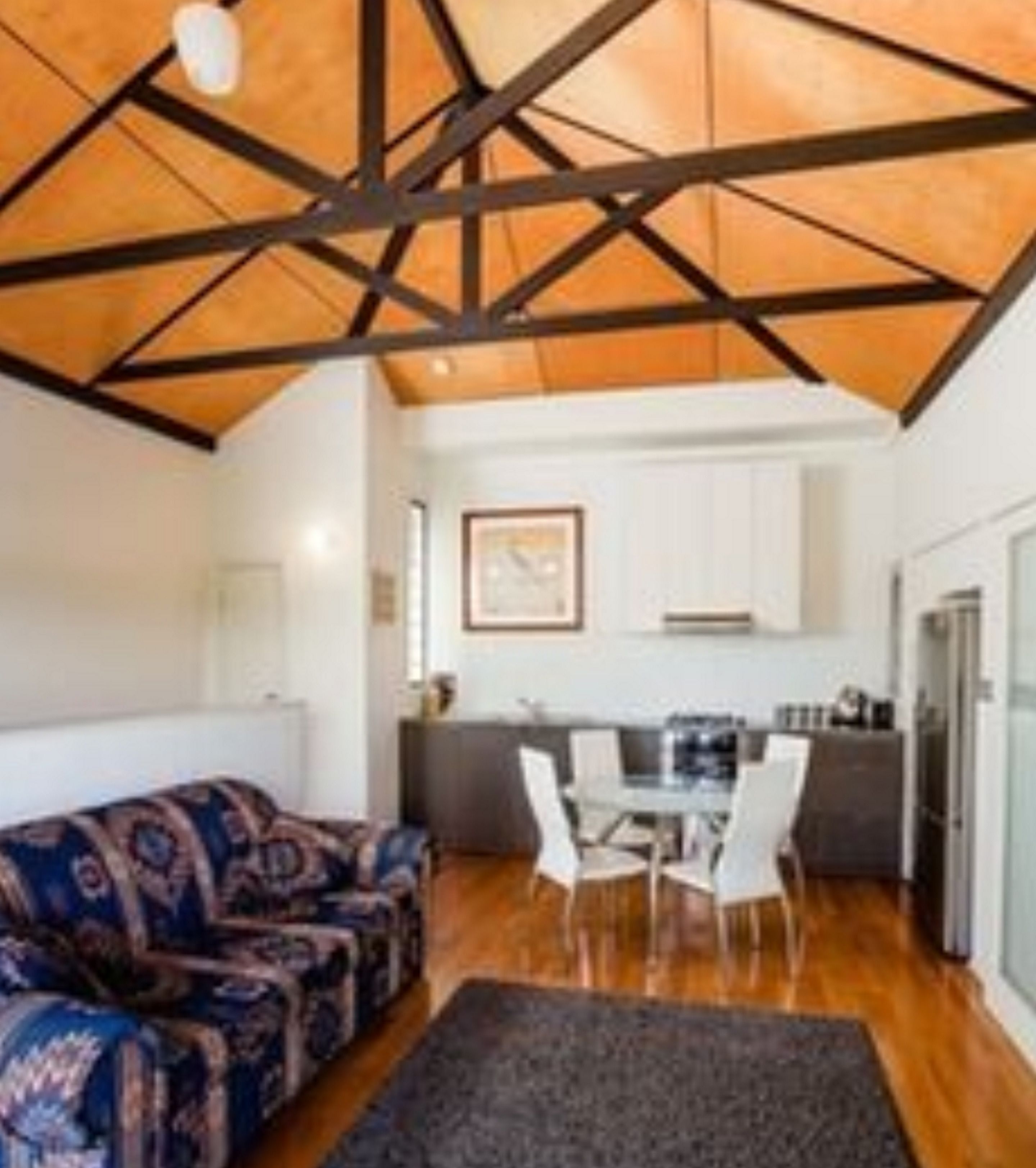 Apartemen Eksekutif, 1 kamar tidur | Area keluarga | Televisi layar datar 42-inci dengan saluran TV digital dan TV LCD