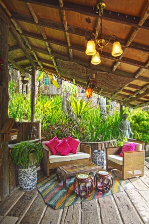 Decoración personalizada, muebles diferentes, escritorio y wifi gratis 