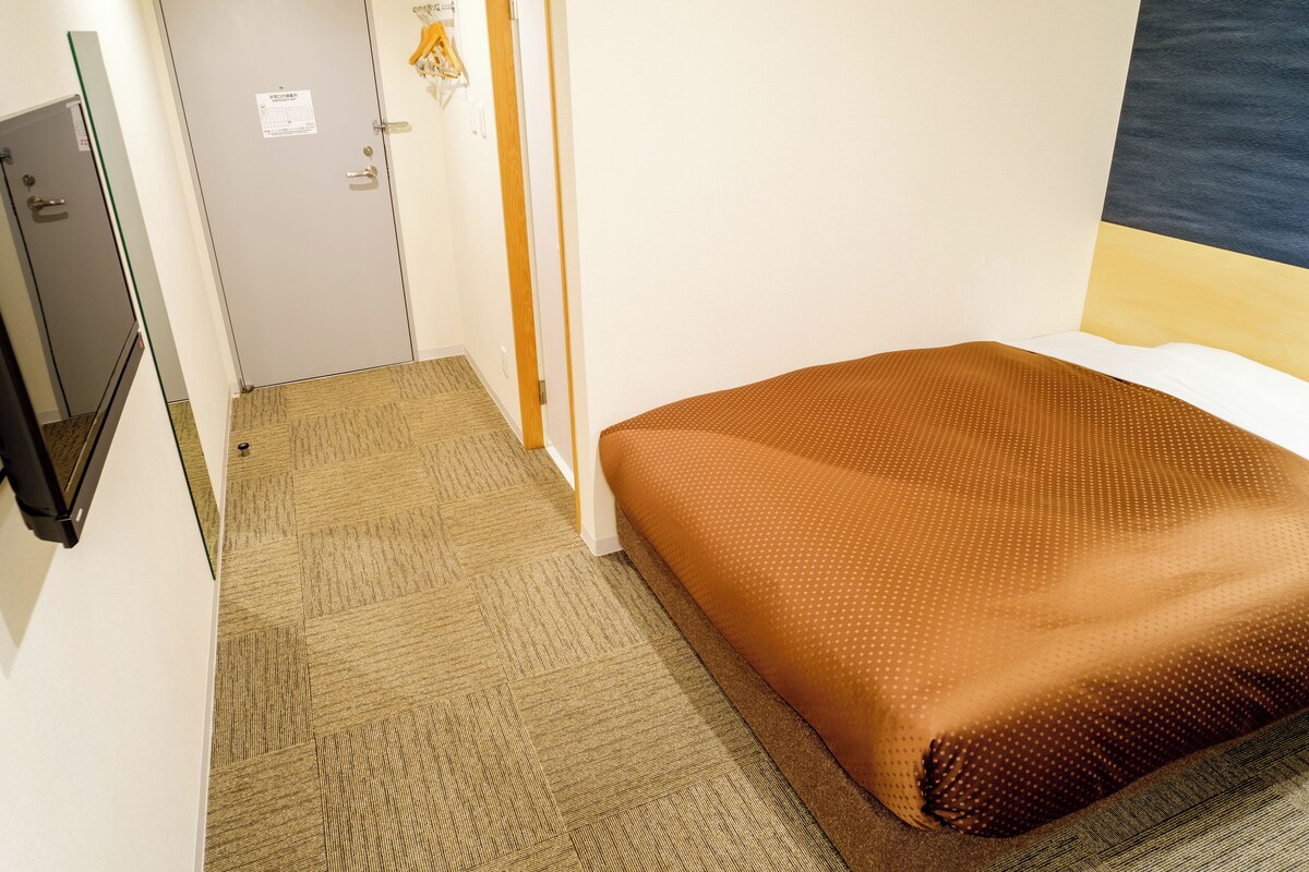 Premium bedding, down duvets, in-room safe, desk
