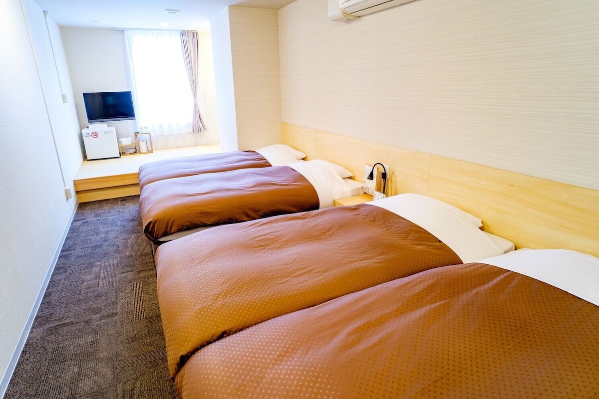Literie de qualité, couette en duvet, coffre-fort, bureau