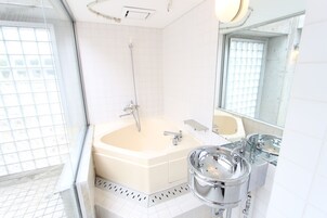 Twin Room, 2 Twin Beds, Smoking | Bathroom | Shower, free toiletries, hair dryer, electronic bidet