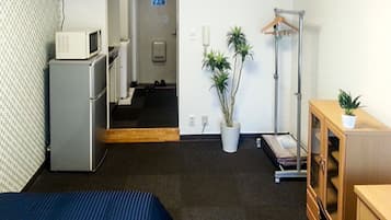办公桌、笔记本电脑工作区、免费 WiFi、床单