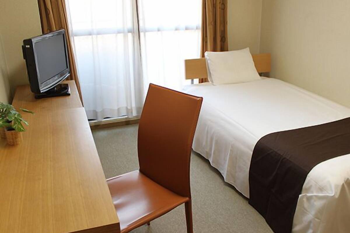 Desk, laptop workspace, WiFi (free), bed sheets