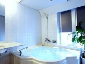 Executive Twin kamer, roken | Badkamer | Gratis toiletartikelen, een haardroger, pantoffels