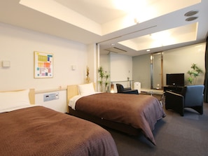 Executive Twin Room, Smoking | Iron/ironing board, free WiFi - HOTEL LiVEMAX Korakuen (Tokyo)