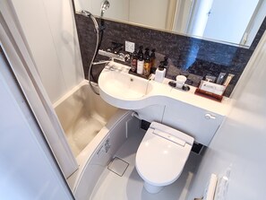 Habitación Deluxe con 2 camas individuales, fumadores | Baño | Artículos de higiene personal gratuitos, secador de pelo y zapatillas
