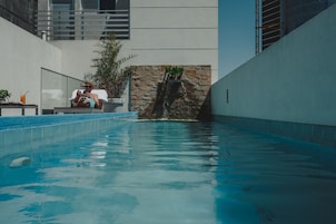 Una piscina al aire libre