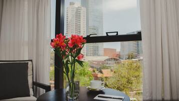 Minibar, coffres-forts dans les chambres, bureau