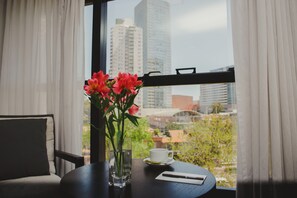 Premium Room | Minibar, in-room safe, desk, laptop workspace