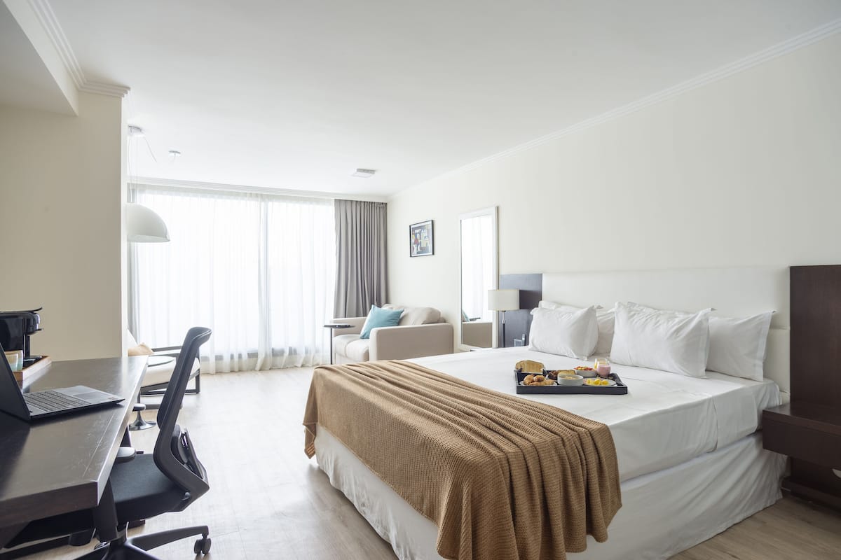 Suite monolocale | Minibar, cassaforte in camera, una scrivania, postazione laptop