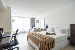 Minibar, caja de seguridad en la habitación y escritorio
