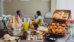 بوفيه فطور مجانًا يوميًا