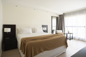 Premium-Zimmer | Minibar, Zimmersafe, Schreibtisch, laptopgeeigneter Arbeitsplatz