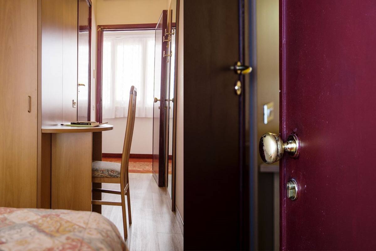 Desk, cribs (surcharge), WiFi (free)