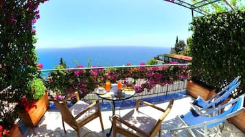 Camera Standard, terrazzo, vista mare | Minibar, ferro/asse da stiro, Wi-Fi gratuito, lenzuola