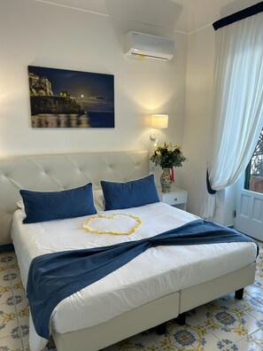 Rom – standard, terrasse, sjøutsikt | Minibar, strykejern/-brett, wi-fi (inkludert) og sengetøy