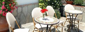 Outdoor dining - Locanda Costa d'Amalfi (Amalfi)