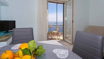 Appartamento familiare, balcone, vista mare (3 persone) | Area soggiorno | TV