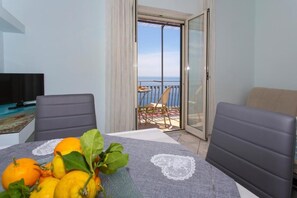 Comfort Apartment, Balcony, Sea View (3 persone) | Living area