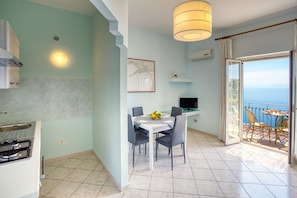 Comfort Apartment, Balcony, Sea View (3 persone) | Living area | TV