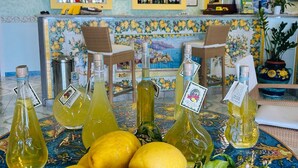 Zona de bar con botellas de bebidas y limones sobre una mesa.
