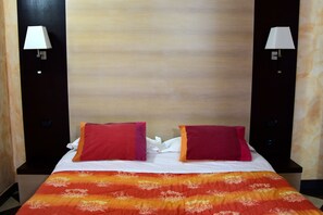 Quarto casal econômico | 1 quarto, roupas de cama premium, cofres nos quartos, escrivaninha