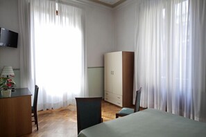 Classic Double Room, 1 Double Bed | In-room safe, desk, soundproofing, free WiFi - Hotel Serena (Florence)