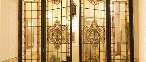 تفاصيل الفندق من الداخل