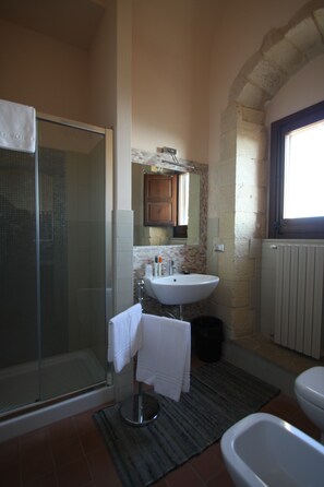 Kostenlose Toilettenartikel, Haartrockner, Bidet