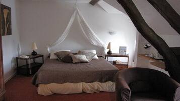 Habitación doble, vista al lago | Ropa de cama de alta calidad y camas con efecto memoria