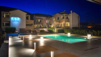 Vista frontal de la propiedad por la tarde o noche