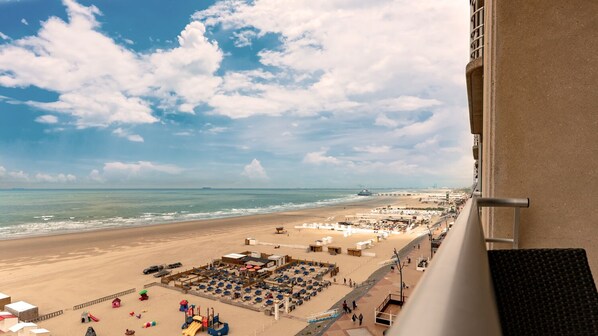 Individually decorated, individually furnished, laptop workspace - Holiday Suites Blankenberge (Blankenberge)
