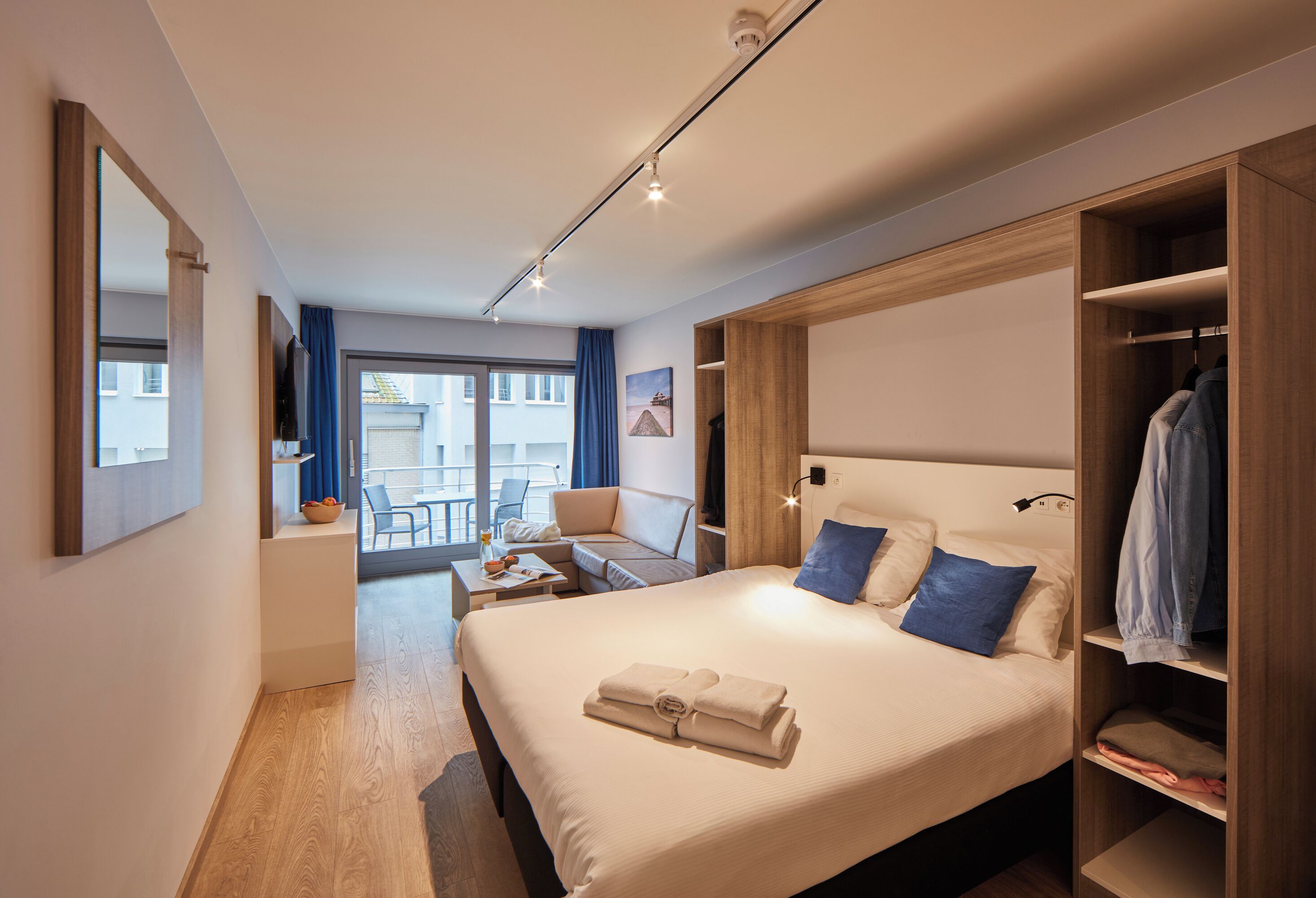Studio with city view | 2p | Pemandangan dari bilik