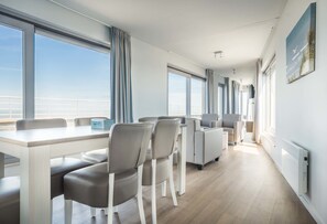 Unique penthouse with panoramic sea view | 4p | Olohuone | 20–tuumainen taulutelevisio, jossa kaapelikanavat