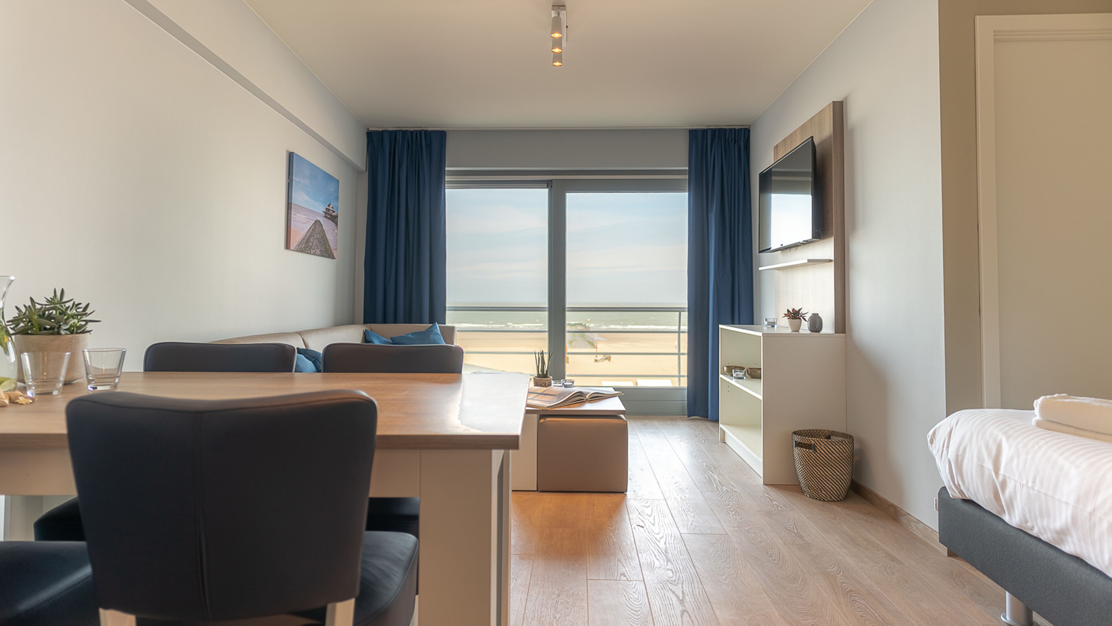 Suite with partial sea view without balcony | 4p | Living area | 20-inch flat-screen TV with cable channels, TV