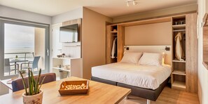 Family suite with sea view | 4p | 1 bedroom, individually decorated, individually furnished