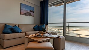 Suite with sea view | 4p | ห้องนั่งเล่น | ทีวีจอแบน 20 นิ้ว พร้อมช่องเคเบิล, ทีวี