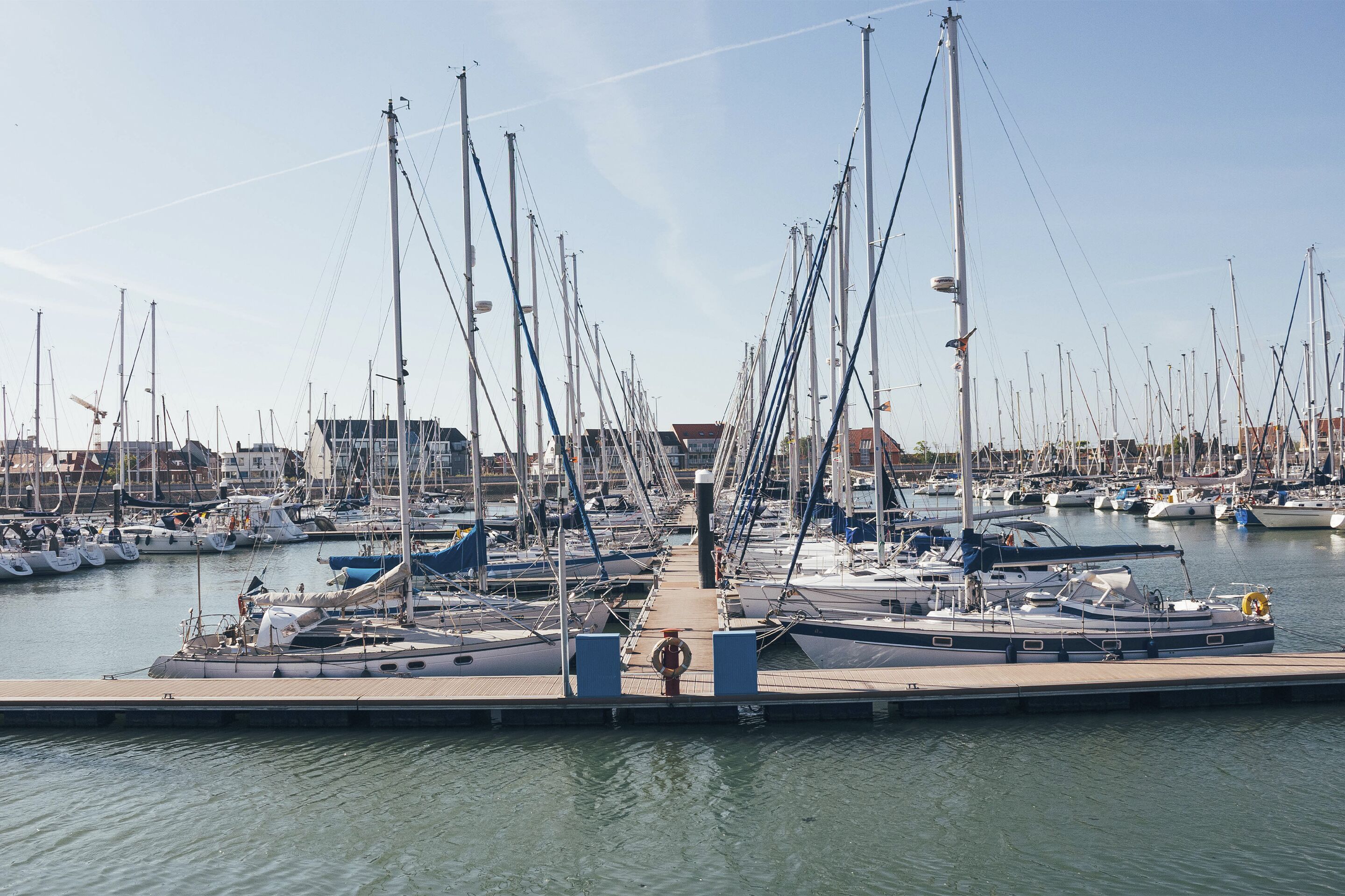 Un port de plaisance où de nombreux bateaux sont amarrés au quai.
