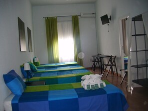 Blackout drapes, free WiFi, bed sheets, wheelchair access - Puerta del Sol Rooms (Madrid)