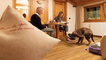 Kolmen hengen huone | Untuvapeitot, tallelokero huoneessa, työpöytä, vauvansängyt