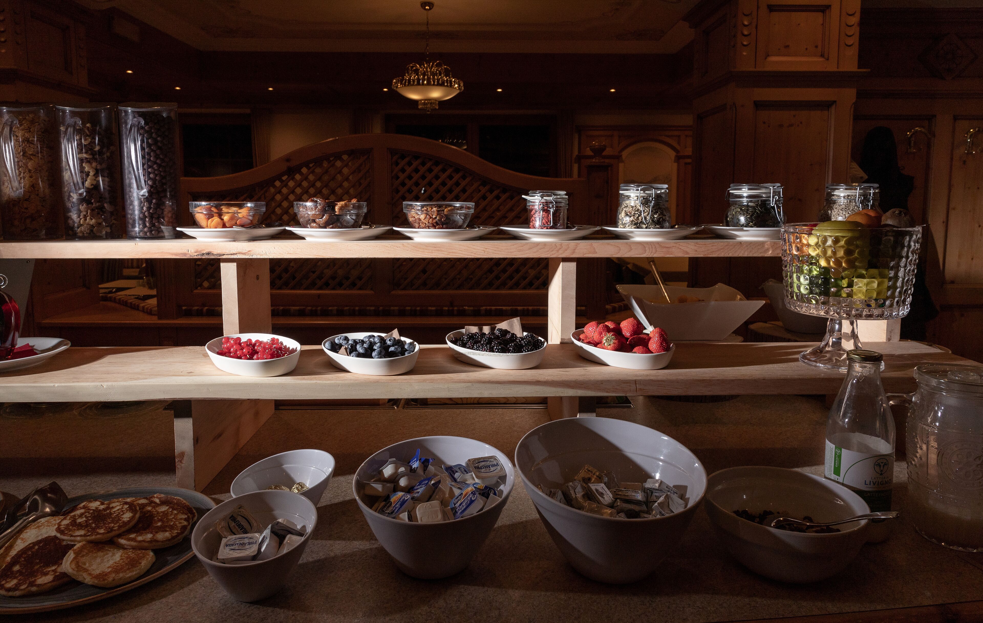 Een ontbijtbuffet met diverse gerechten en drankjes.